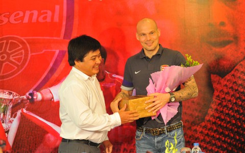 Ljungberg thăm báo Tuổi Trẻ: "Tôi xúc động với CĐV Việt Nam"