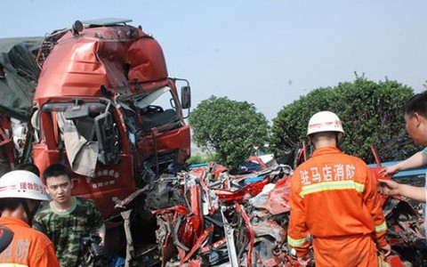 Sương mù dày đặc làm 56 xe tông liên hoàn, 9 người chết