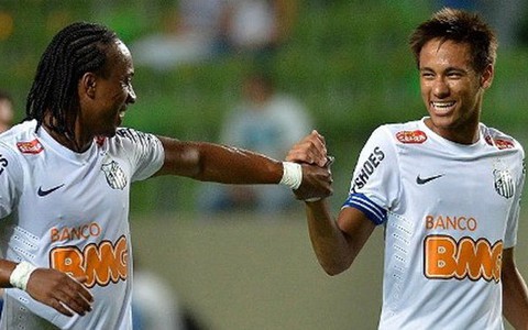 CĐV đối phương tán dương Neymar