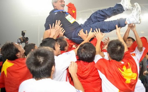 HLV Calisto dạy tôi đá bóng là chiến đấu!