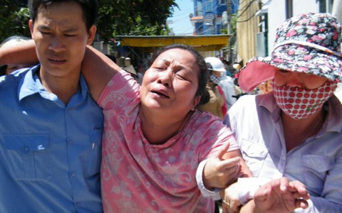Hàng ngàn người chờ đón thi thể nạn nhân vụ tai nạn thảm khốc