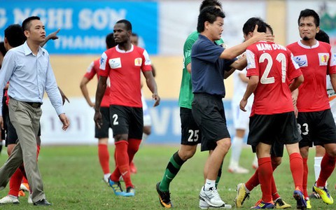 "Cả đội làm loạn, tôi giải tán CLB ngay"