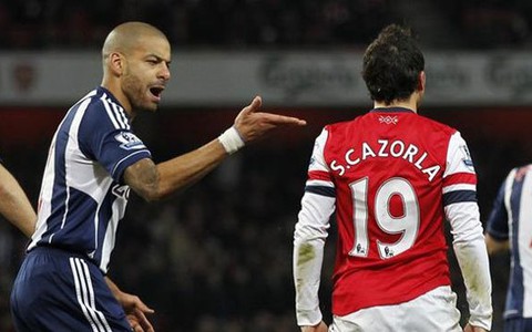 Tranh cãi quanh trận thắng của Arsenal