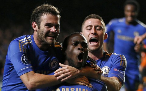 Moses giải cứu Chelsea