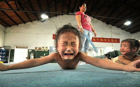 Ớn lạnh với video khổ luyện của VĐV nhí TQ