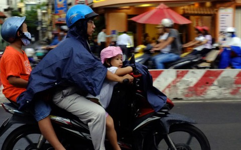 Cả nhà đổ bệnh do mưa nắng