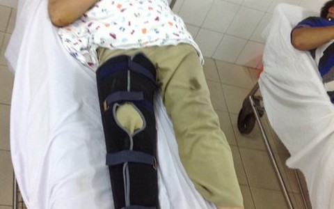 Giằng co với cướp, té bể đầu gối
