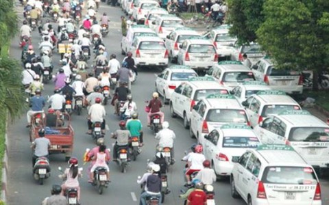 Taxi hoạt động lộn xộn do... thiếu quy hoạch phát triển