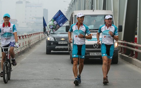 VĐV Pat Farmer "siêu marathon" đã đến Hà Nội