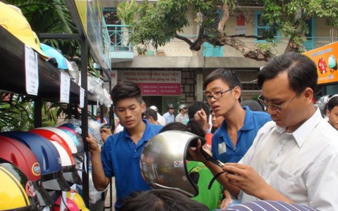 Đông đảo người dân đổi mũ bảo hiểm trợ giá