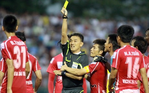 Trọng tài Võ Minh Trí bị hành hung
