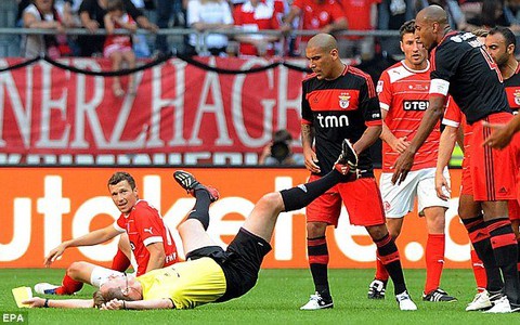 "Hạ gục" trọng tài, đội trưởng Benfica bị phạt nặng