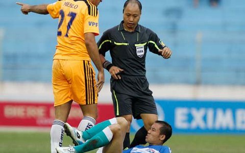Không thuê trọng tài ngoại