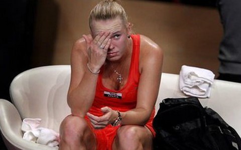 Wozniacki gục ngã trên quê nhà