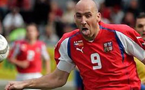 "Gã khổng lồ" Jan Koller treo giày