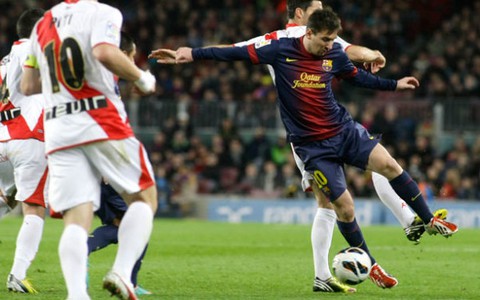 Messi lại ghi bàn, Barca lại thắng