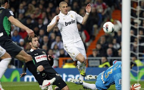 Real Madrid bỏ xa Barca 13 điểm