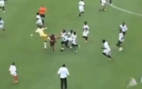 Cầu thủ nhí đánh nhau như phim kungfu
