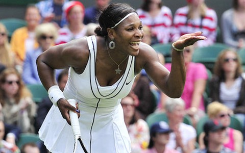 Serena bật khóc khi giành chiến thắng