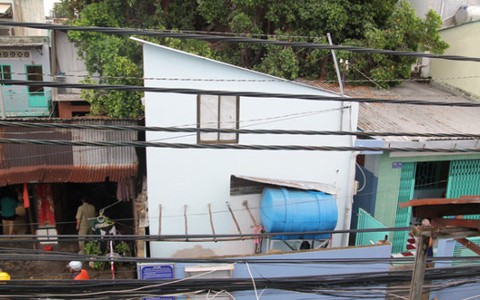 Cây si ngã vào nhà, một sinh viên bị thương