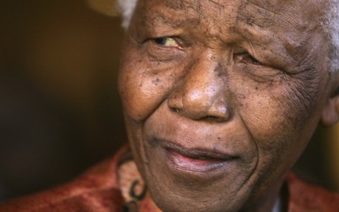 Cựu tổng thống Nam Phi Nelson Mandela đang nguy kịch