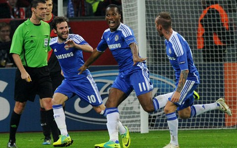 Chelsea thua ngược, Arsenal đi tiếp