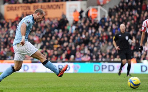Zabaleta đưa Man City đi tiếp