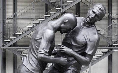 Cú "thiết đầu công" của Zidane được dựng tượng