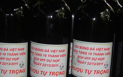 Tặng rượu "tự trọng" cho VFF