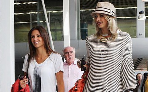 Quá sexy, bạn gái Khedira bị phạt "thẻ vàng"