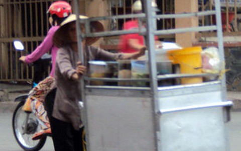 Bà cụ bán chè