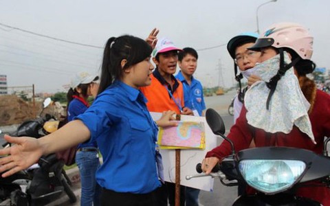 Tất bật hướng dẫn thí sinh đến trường thi