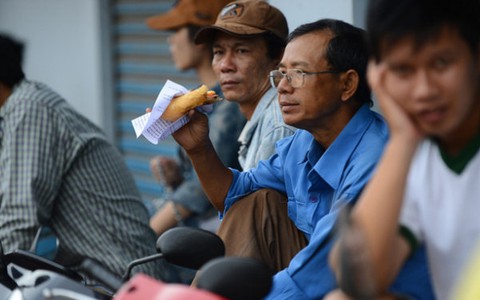 Lo âu cùng con đến trường thi