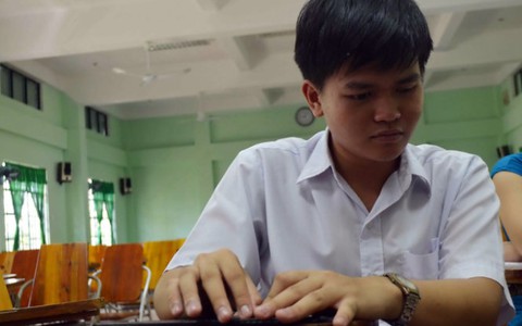 Sốt vẫn cố vào phòng thi