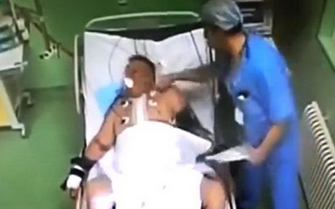 Sốc với clip bác sĩ đánh bệnh nhân vừa được mổ