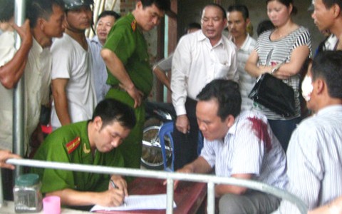 Cảnh sát giao thông nổ súng, hai người bị thương