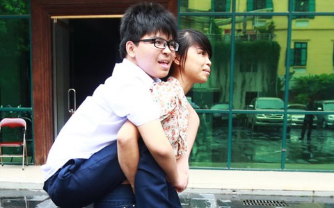 Đi trên đôi chân của chị
