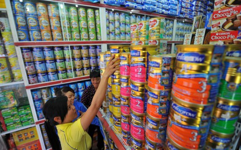 Giá sữa ngoại: nhập một, bán sáu