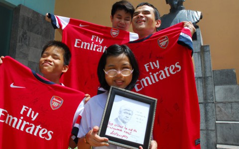 Mời đấu giá kỷ vật của HLV Wenger và đội Arsenal