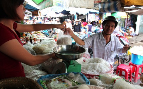 Tranh cãi quyền công bố "bún phát sáng"