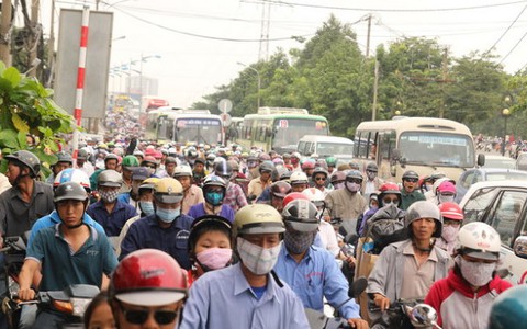 Ngã tư Bình Triệu tiếp tục kẹt xe vì sửa đường