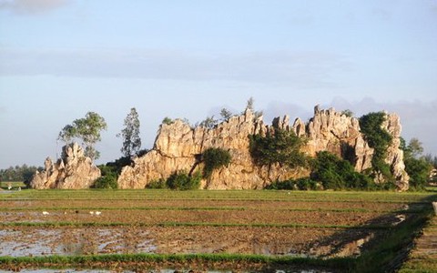 Gành đá xóm Bàu - thiên nhiên kỳ thú