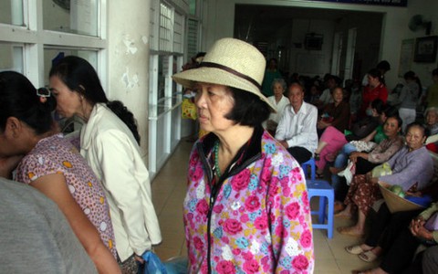 Tiền Giang: bác sĩ khám bệnh bở hơi tai