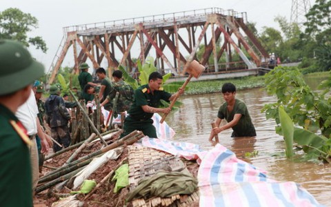 Hà Nội huy động quân, dân đắp đê chống ngập