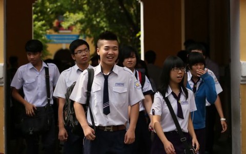 HS mặc quần ống hẹp, chấp nhận không?