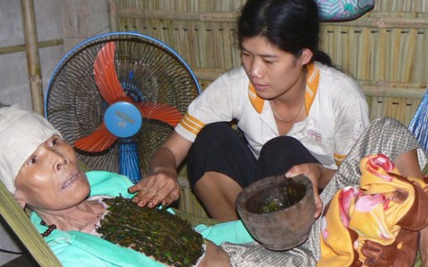 Những đóa hoa cúc trắng - Kỳ 1: Khó đi con cõng mẹ đi