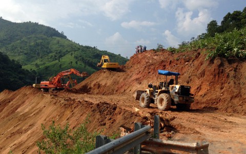Tạm thời thông xe QL 279 bị đất đá sạt lở