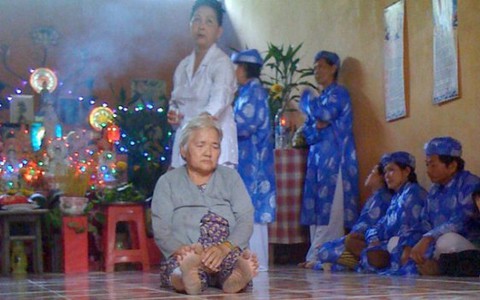 Trị bá bệnh bằng… niệm chú và lên đồng