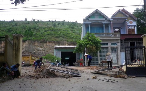 Xe ben kéo sập cổng trường, 4 người trên xe chết tại chỗ