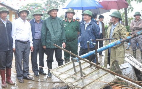 Bộ trưởng Bộ GD-ĐT thăm, tặng quà cho nạn nhân lũ quét